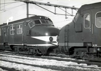 HUA-151704-Afbeelding van het electrische treinstel nr. 379 (Mat. 1954, plan Q) gekoppeld met het electrische treinstel nr. 336 (Mat. 1954, plan G) van de N.S. te Leidschendam. N.B.- de foto is beschadigd
