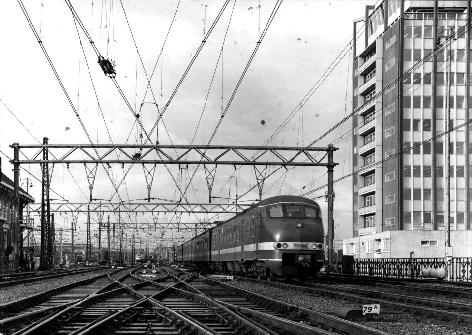 HUA-154816-Gezicht op het emplacement Westelijk Eiland aan de westzijde van het NS station Amsterdam CS te Amsterdam met een electrisch treinstel mat 1964 plan T