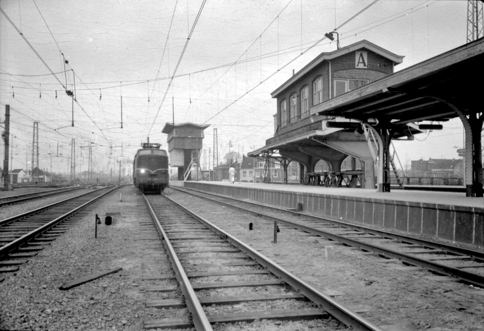 HUA-155177-Gezicht op het oude seinhuis Post A op het perron van het N.S.-station Utrecht C.S. te Utrecht met op de achtergrond de electrische locomotief nr. 1209 (serie 1200) van de N.S. en het nieuwe seinhuis