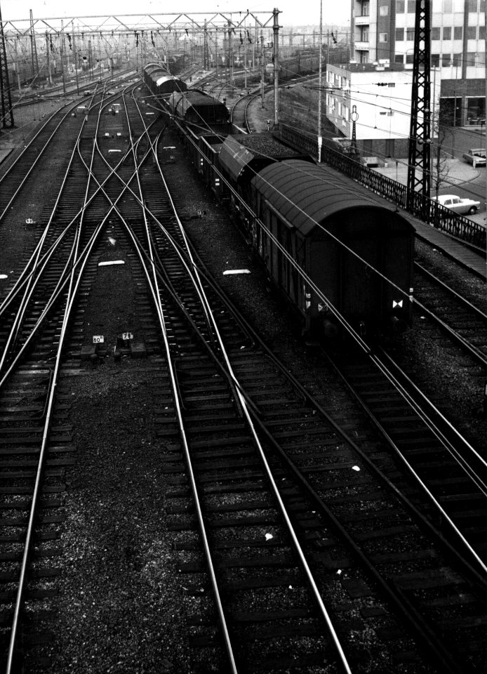 HUA-154810-Afbeelding van een goederentrein van de NS op het emplacement Westelijk Eiland aan de westzijde van het NS station Amsterdam CS te Amsterdam