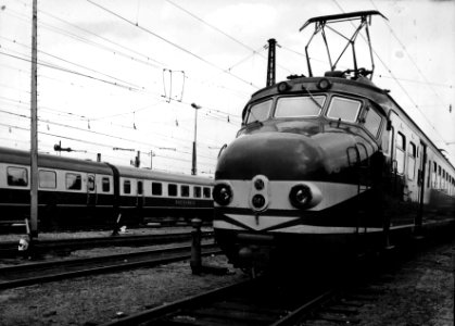 HUA-151701-Afbeelding van het electrische treinstel nr. 741 (mat. 1954, plan F) van de N.S. bij het N.S-station Amsterdam C.S. (westzijde-Westelijk Eiland). Op de achtergrond staat een T.E.E.-treinstel "Rhein-Ma