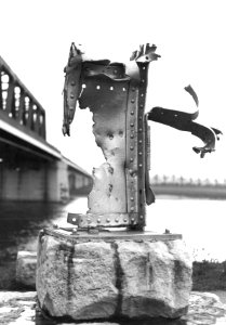HUA-156117-Afbeelding van een gedeelte van de opgeblazen spoorbrug te Deventer Kapjeswelle
