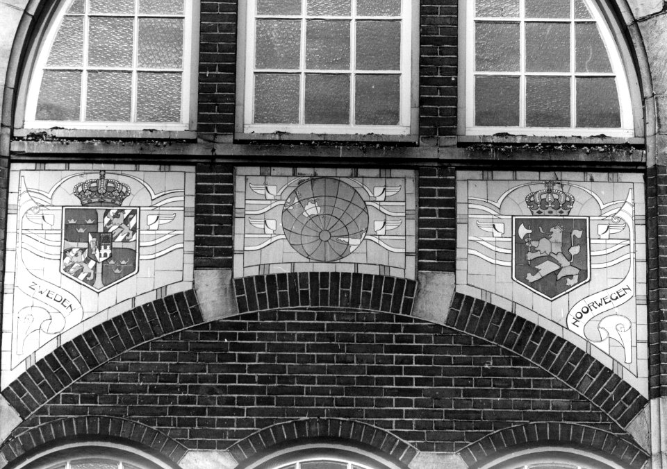 HUA-156156-Afbeelding van een tableau van sectietegels aan de gevel van het N.S.-station Roosendaal te Roosendaal, voorstellende de wapenschilden van Zweden en Noorwegen en een wereldbol
