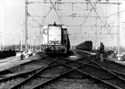 HUA-154893-Afbeelding van de rangerende diesel-electrische locomotief nr. 2441 (serie 2400-2500) van de N.S. op het rangeerterrein Kijfhoek