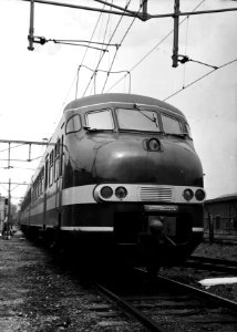 HUA-151903-Afbeelding van het electrische treinstel nr. 405 (mat. 1964, plan V) van de N.S. bij de lijnwerkplaats te Leidschendam