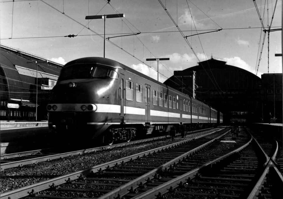 HUA-151874-Afbeelding van een electrisch treinstel mat 1964 plan T van de NS op het NS station Amsterdam CS westzijde te Amsterdam