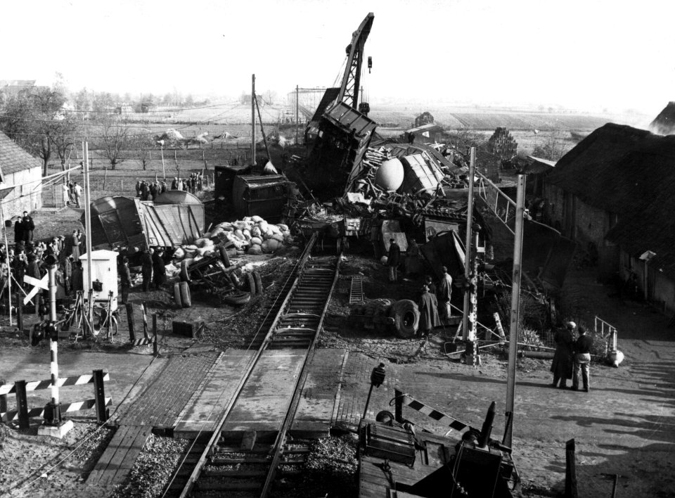 HUA-155694-Afbeelding van het opruimen van de ravage na de botsing van een goederentrein met een tractor op de spoorwegovergang bij km 43559 tussen Oss en Berche