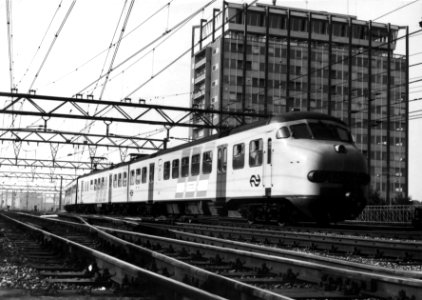 HUA-151888-Afbeelding van een rijdend electrisch treinstel mat 1964 plan T V van de NS bij het NS station Amsterdam CS te Amsterdam