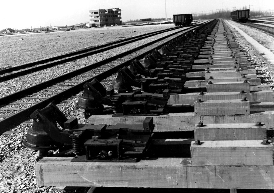 HUA-154884-Gezicht op het in aanbouw zijnde rangeerterrein Kijfhoek van de N.S. met op de achtergrond het hoofdgebouw