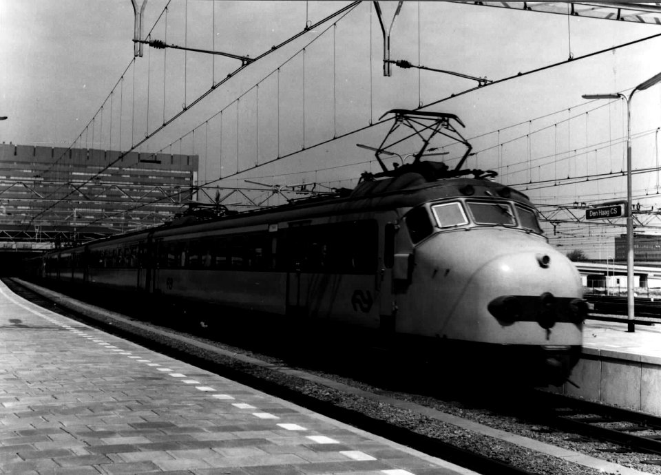 HUA-151735-Afbeelding van een electrisch treinstel Mat 1954 plan F of G van de NS op het NS station Den Haag CS te Den Haag