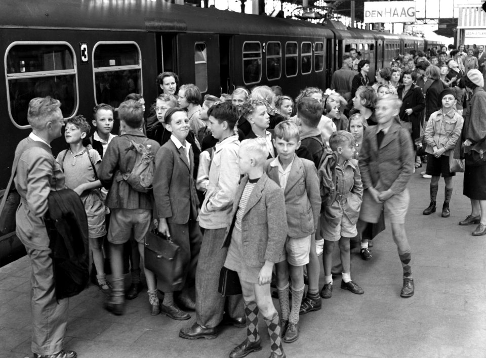 HUA-155189-Afbeelding van een groep schoolkinderen tijdens een schoolreisje op het perron van het N.S.-station Den Haag S.S. te Den Haag