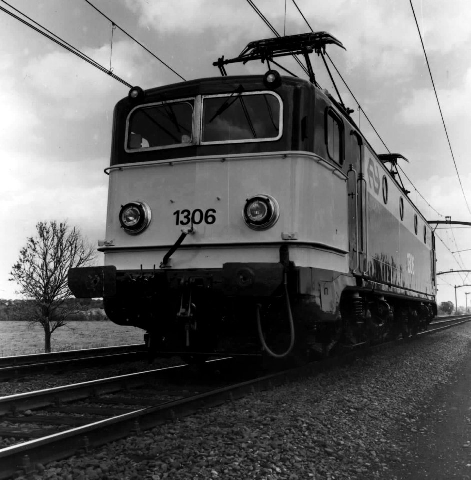HUA-151569-Afbeelding van de electrische locomotief nr 1306 serie 1300 van de NS