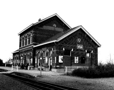 HUA-150344-Gezicht op de perronzijde van het N.S-station Grijpskerk te Grijpskerk