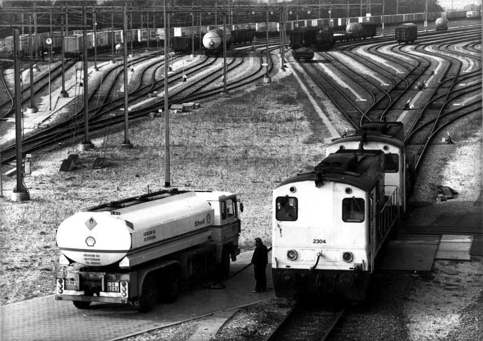 HUA-154867-Gezicht op het rangeerterrein Kijfhoek met op de voorgrond een tankwagen en twee diesel electrische WABCO locomotieven uit de serie 2200 2300 van de N