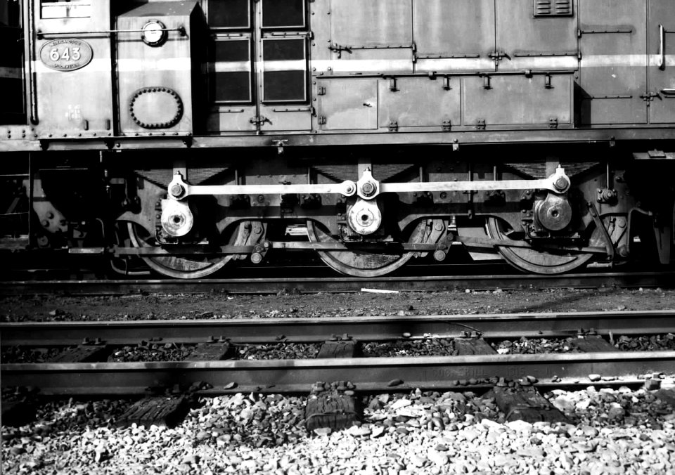 HUA-151548-Afbeelding van het loopwerk van de diesel-electrische rangeerlocomotief nr. 643 (serie 600) van de N.S. op het emplacement te Zutphen