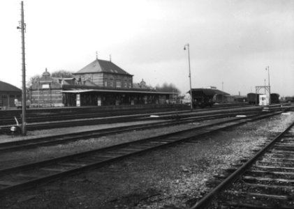 HUA-154857-Gezicht op de perronzijde van het N.S.-station Hoorn te Hoorn met op de voorgrond het emplacement photo