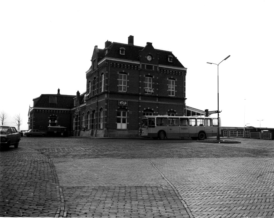 HUA-150290-Gezicht op het N.S-station Enkhuizen te Enkhuizen, met een autobus van de N.Z.H