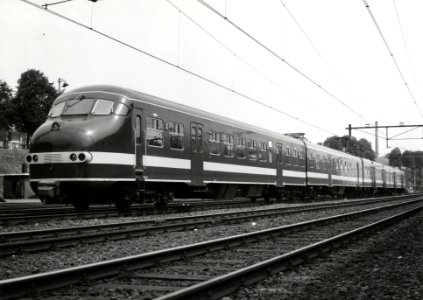 HUA-151855-Afbeelding van het electrische treinstel nr. 501 (mat. 1964, plan TT "Treinstel Toekomst") van de N.S. op het emplacement te Arnhem