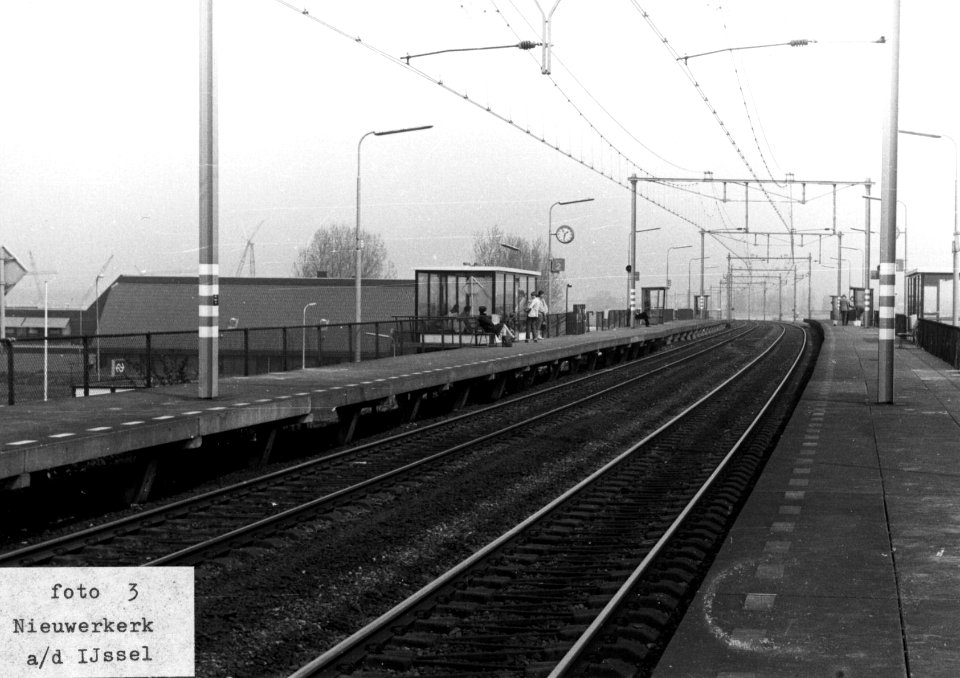 HUA-155822-Gezicht op de perrons van het N.S.-station Nieuwerkerk aan de IJssel te Nieuwerkerk aan de IJssel