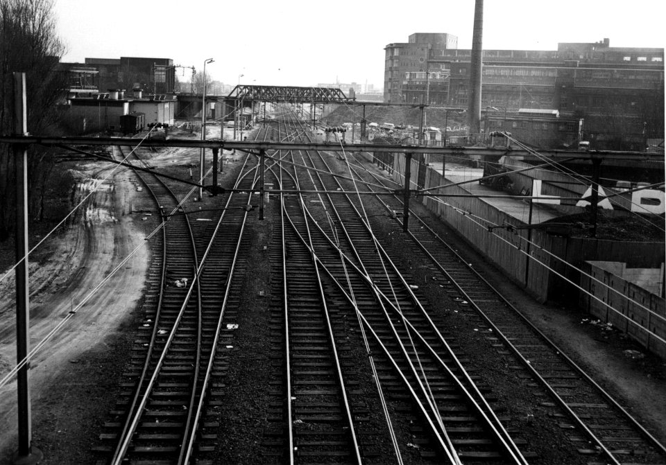 HUA-154848-Gezicht op het emplacement bij het N.S.-station Den Haag S.S. te Den Haag