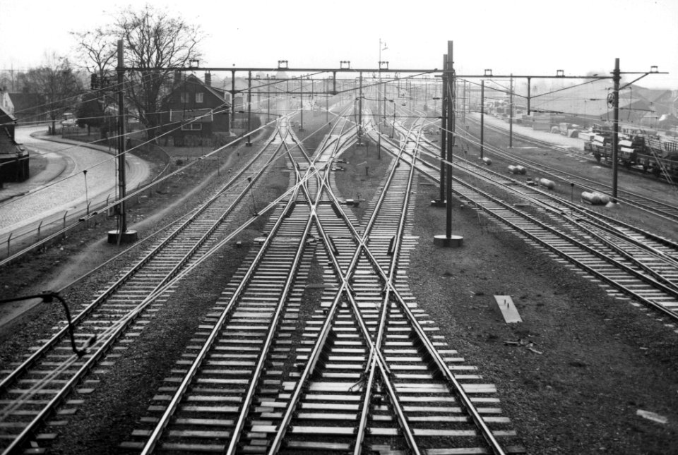 HUA-154831-Gezicht op het emplacement en de hoofdsporen bij het NS station Boxtel te Boxtel