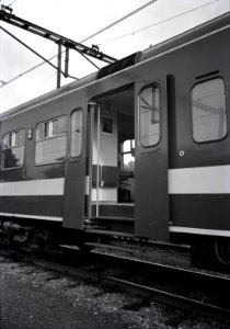 HUA-151859-Afbeelding van de zwenk-zwaaideuren van het electrische treinstel nr. 501 (mat. 1964, plan TT "Treinstel Toekomst") van de N.S. te Arnhem