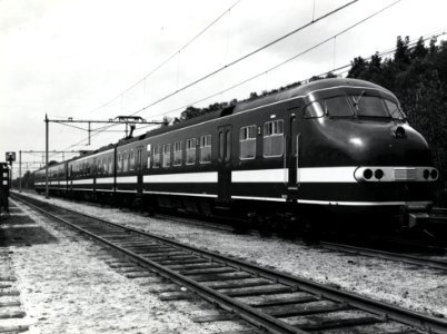 HUA-151850-Afbeelding van het electrische treinstel nr. 501 (mat. 1964, plan TT "Treinstel Toekomst") van de N.S. op het emplacement te Maarn