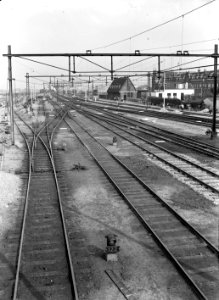 HUA-154855-Gezicht op het emplacement bij het N.S.-station 's-Hertogenbosch te 's-Hertogenbosch