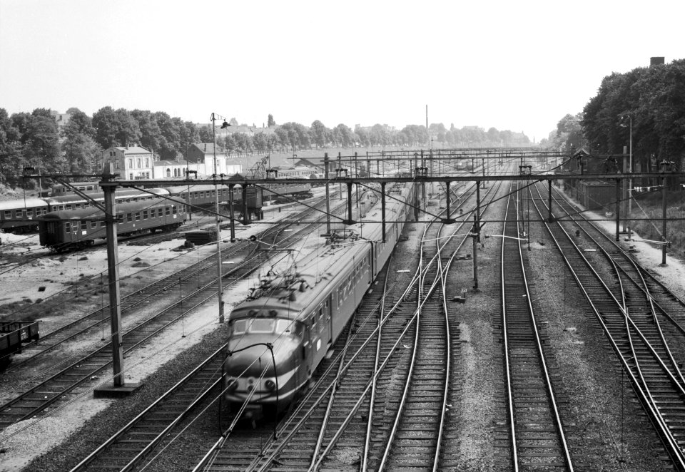 HUA-154827-Afbeelding van een electrisch treinstel mat. 1954 (plan P) van de N.S. op het emplacement te Arnhem met linksboven het opstelterrein Arnhem Berg