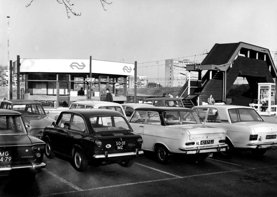 HUA-150211-Afbeelding van geparkeerde auto's bij het N.S.-station Bussum Zuid te Bussum