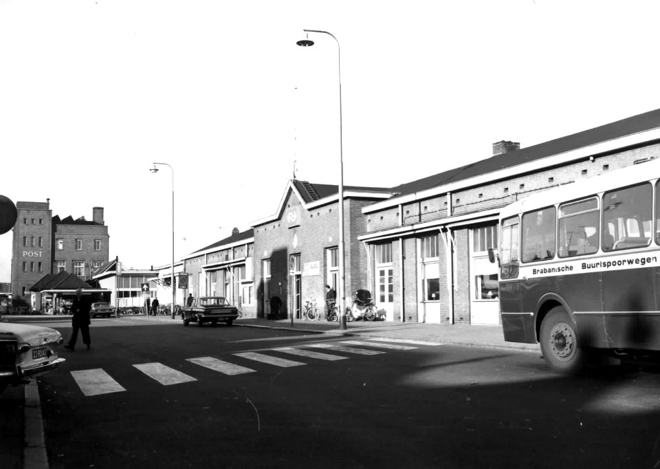 HUA-150189-Gezicht op een gedeelte van de voorgevel van het NS station Breda te Breda met voetgangersoversteekplaats
