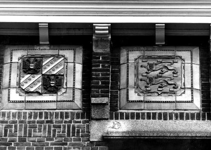 HUA-156174-Afbeelding van de wapenschilden van de provincies Groningen (links) en Friesland (rechts) op de voorgevel van het N.S.-station Maastricht te Maastricht