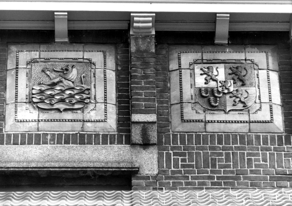 HUA-156167-Afbeelding van de wapenschilden van de provincies Zeeland (links) en Limburg (rechts) op de voorgevel van het N.S.-station Maastricht te Maastricht