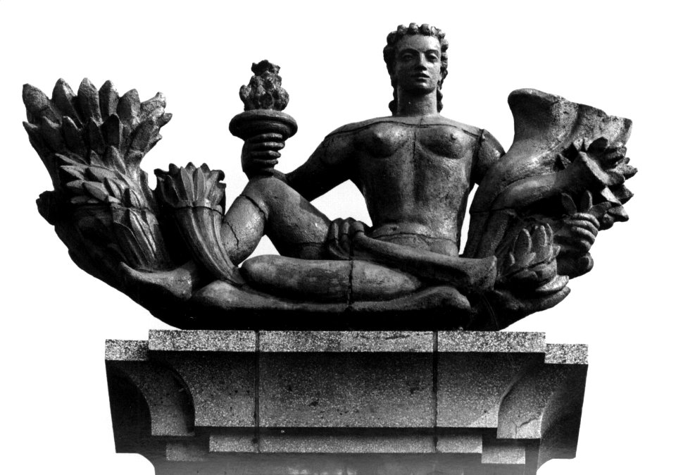 HUA-156159-Afbeelding van het door Jo Uiterwaal vervaardigde chamottebeeld, voorstellende "Vrede", op de piloon voor het monument voor de slachtoffers van de Tweede Wereldoorlog onder het Roosendaalse spoorwegpe