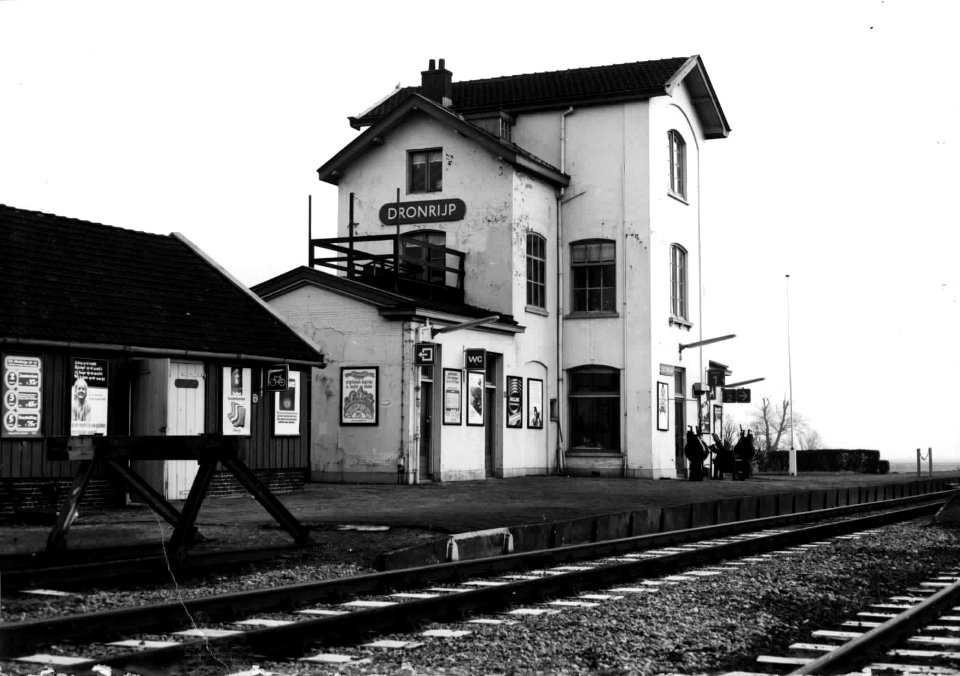 HUA-150255-Gezicht op het NS station met bijbehorende fietsenstalling te Dronrijp