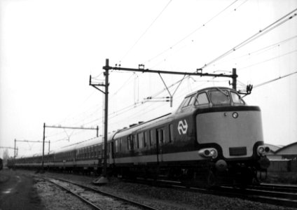 HUA-155718-Afbeelding van een Benelux trek-duwtrein van de N.S. en de N.M.B.S