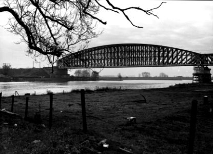 HUA-154937-Gezicht op de spoorbrug over de Lek bij Culemborg photo