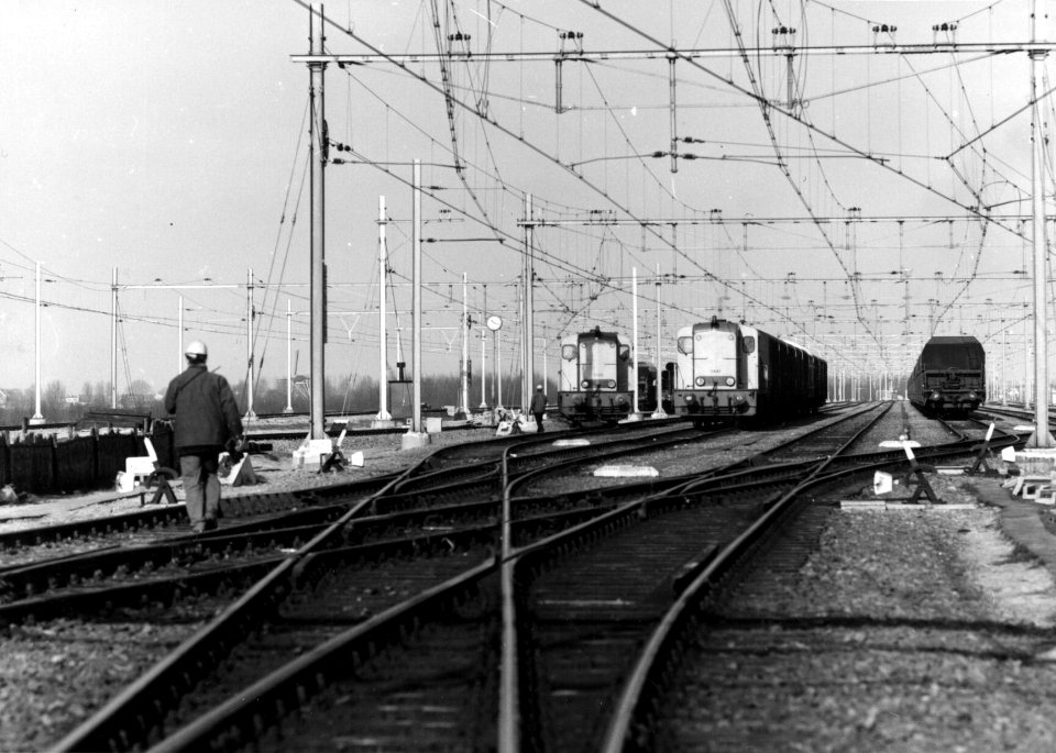 HUA-154897-Gezicht op het rangeerterrein Kijfhoek met twee diesel-electrische locomotieven uit de serie 2400-2500 van de N.S. (nrs. 2403 en 2441)