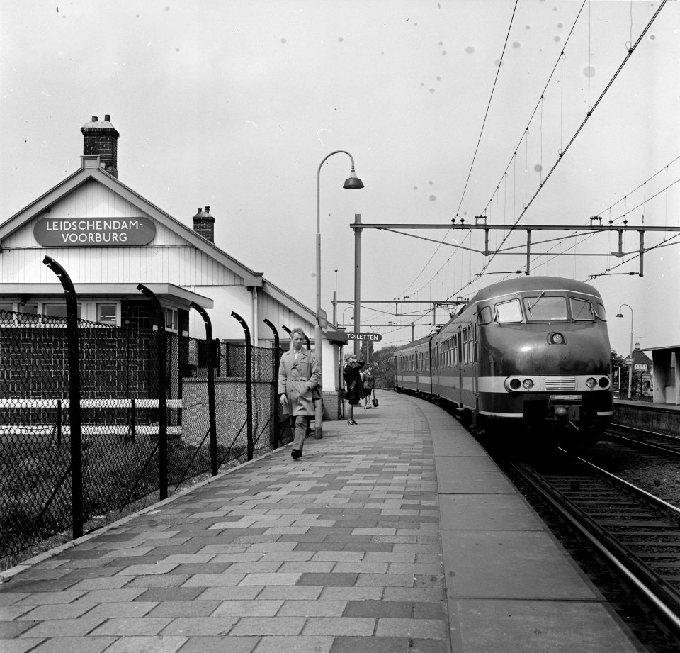 HUA-154994-Gezicht op het perron van het N.S.-station Leidschendam-Voorburg te Leidschendam met links het stationsgebouw en langs het perron een electrisch treinstel mat. 1964 (plan V) van de N.S