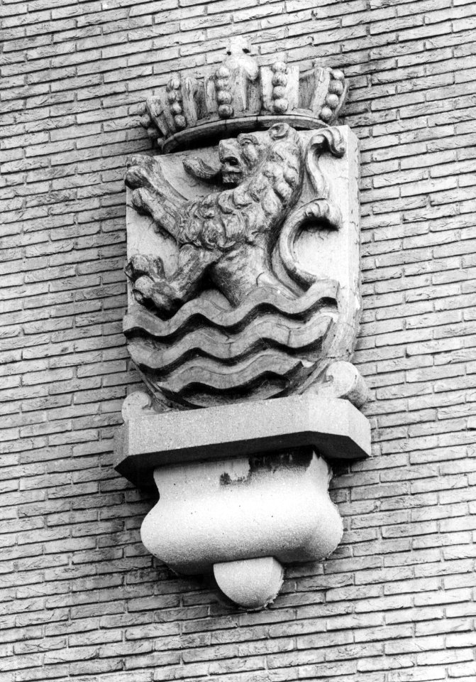 HUA-156141-Afbeelding van het wapen van Zeeland aan de gevel van het N.S.-station 's-Hertogenbosch te 's-Hertogenbosch