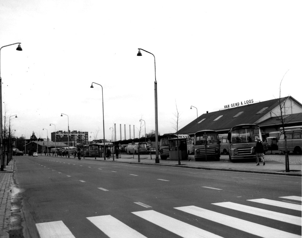 HUA-150336-Gezicht op het busstation bij het N.S-station Groningen te Groningen met op de achtergrond de goederenloods van Van Gend en Loos