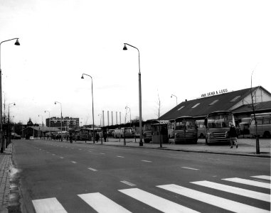 HUA-150336-Gezicht op het busstation bij het N.S-station Groningen te Groningen met op de achtergrond de goederenloods van Van Gend en Loos