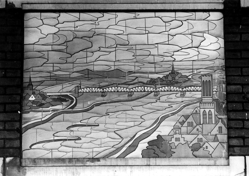 HUA-156149-Afbeelding van een tableau van sectieltegels met een gefantaseerd Hollands landschap aan een perrongebouw van het N.S.-station Roosendaal te Roosendaal