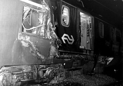 HUA-155658-Afbeelding van het BDk-rijtuig van het electrische treinstel nr. 696 (mat. 1946) van de N.S. na de botsing achtrerop de internationale trein D 129 (Parijs-Amsterdam) bij Dubbeldam (tussen Lage Zwaluwe