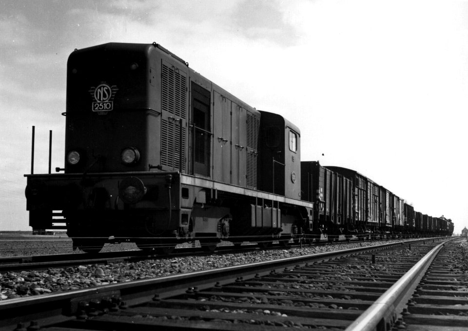 HUA-155406-Afbeelding van de diesel-electrische locomotief nr. 2510 (serie 2400-2500) van de N.S. met een goederentrein te Kruiningen-Yerseke