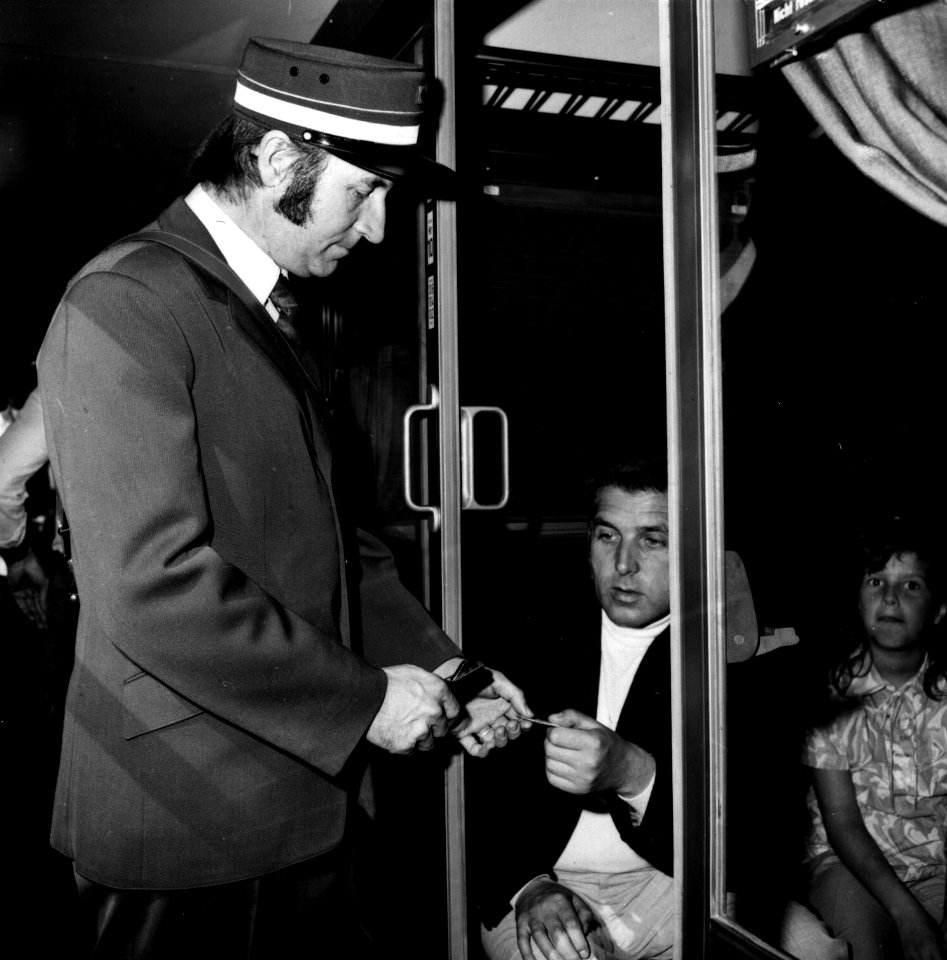 HUA-152885-Afbeelding van een conducteur tijdens de kaartcontrole