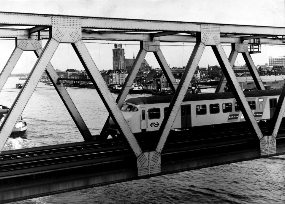 HUA-154984-Gezicht op de nieuwe hefbrug over de Oude Maas te Dordrecht met een electrisch treinstel plan V of T (mat. 1964) van de N.S