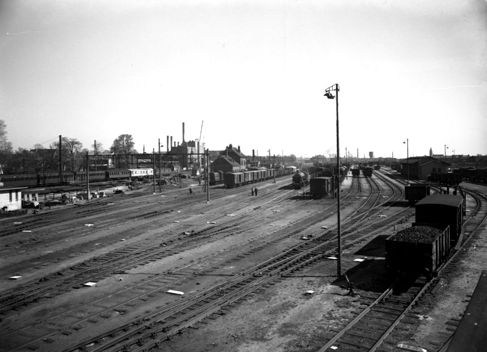 HUA-155254-Gezicht op het emplacement aan de zuidzijde van het N.S.-station Utrecht C.S. te Utrecht