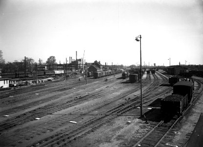 HUA-155254-Gezicht op het emplacement aan de zuidzijde van het N.S.-station Utrecht C.S. te Utrecht