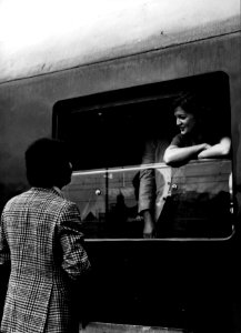 HUA-152893-Afbeelding van vertrekkende reizigers in een D-trein